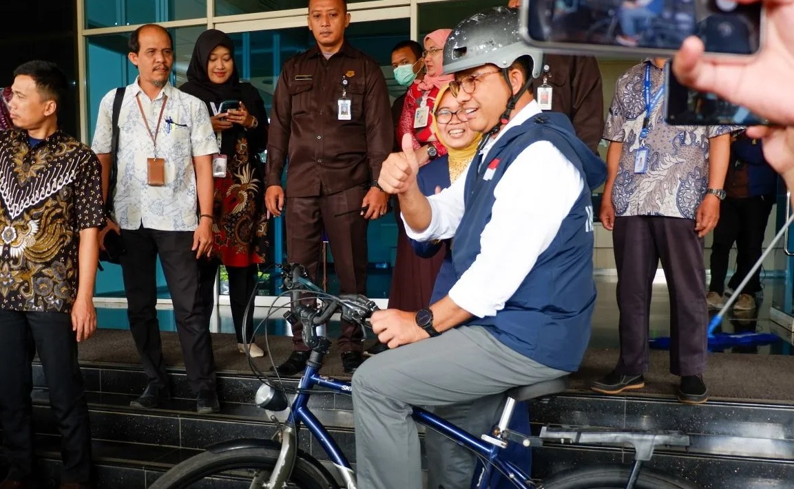 Bakal capres usungan Koalisi Perubahan, Anies Baswedan, usai menjalani tes kesehatan di RSUP Fatmawati, Jakarta Selatan, Jakarta, Selasa (17/10/2023). (Uyu Septiyati Liman)