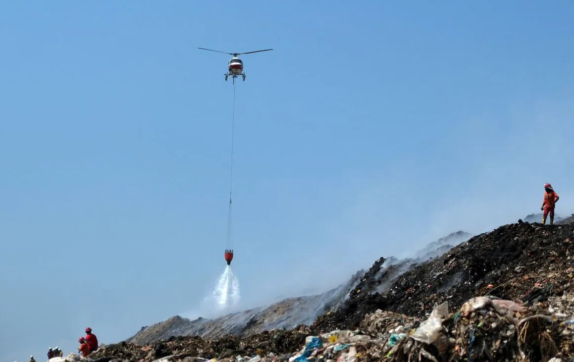 Petugas pemadam kebakaran berupaya memadamkan sisa api kebakaran sampah di Tempat Pembuangan Akhir (TPA) Regional Sarbagita Suwung, Denpasar, Bali, Senin (16/10/2023).  (Nyoman Hendra Wibowo)