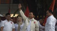 Ketua Umum Partai Gerindra Prabowo Subianto (tengah) mengenakan jaket relawan Projo disaksikan Ketua DPP Projo Budi Arie Setiadi (kanan) pada acara deklarasi dukungan di kediaman Prabowo, Jalan Kertanegara, Jakarta, Sabtu (14/10/2023).