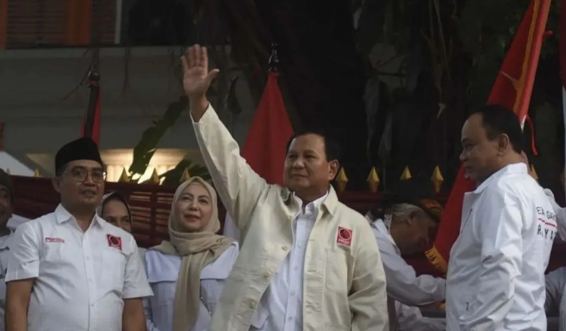 Ketua Umum Partai Gerindra Prabowo Subianto (tengah) mengenakan jaket relawan Projo disaksikan Ketua DPP Projo Budi Arie Setiadi (kanan) pada acara deklarasi dukungan di kediaman Prabowo, Jalan Kertanegara, Jakarta, Sabtu (14/10/2023).