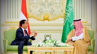 Presiden Joko Widodo (kiri) bertemu dengan Perdana Menteri Arab Saudi Mohammed bin Salman al-Saud (kanan) di Istana Al-Yamamah, Riyadh, pada Jumat (20/10/2023). (Biro Pers)