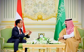 Presiden Joko Widodo (kiri) bertemu dengan Perdana Menteri Arab Saudi Mohammed bin Salman al-Saud (kanan) di Istana Al-Yamamah, Riyadh, pada Jumat (20/10/2023). (Biro Pers)