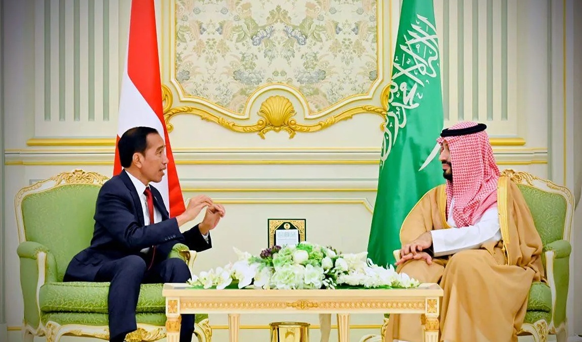 Presiden Joko Widodo (kiri) bertemu dengan Perdana Menteri Arab Saudi Mohammed bin Salman al-Saud (kanan) di Istana Al-Yamamah, Riyadh, pada Jumat (20/10/2023). (Biro Pers)