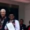 Pasangan bakal calon presiden dan bakal calon wakil presiden Ganjar Pranowo-Mahfud MD menyapa awak media di pelataran Kantor KPU RI, Jakarta, Kamis (19/10/2023). (Genta Tenri Mawangi)