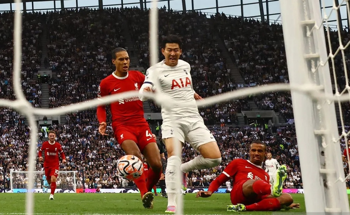 Striker Tottenham Hotspur Son Heung-min menceploskan bola ke gawang Liverpool dalam pertandingan Liga Inggris di Tottenham Hotspur Stadium, London, Sabtu (30/9/2023). (REUTERS/David Klein)