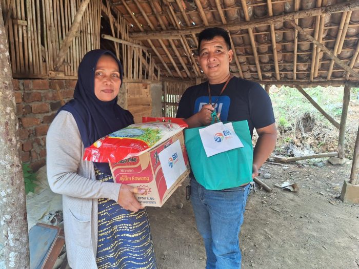 TANGGAP BENCANA: BRI menyalurkan bantuan sembako untuk korban bencana puting beliung di Sukabumi, pada Selasa (10/10/2023). Bencana puting beliung ini melanda empat kecamatan di Sukabumi pada Sabtu (7/10/2023).