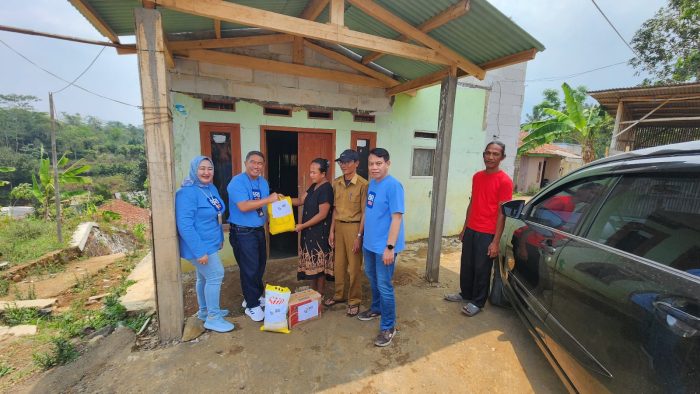 CSR BRI PEDULI: Bantuan tanggap darurat bencana diserahkan melalui BRI Kanca Cibadak yang merupakan unit kerja BRI terdekat dengan wilayah bencana. Bantuan diserahkan langsung oleh Pjs. Pemimpin Cabang Kanca Cibadak Wijayanto Permana yang didampingi sejumlah perwakilan pekerja BRI Kanca Cibadak.