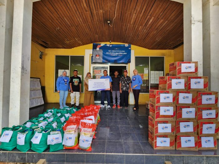 BRI PEDULI: Bantuan tanggap darurat bencana diserahkan melalui BRI Kanca Cibadak yang merupakan unit kerja BRI terdekat dengan wilayah bencana. Bantuan diserahkan langsung oleh Pjs. Pemimpin Cabang Kanca Cibadak Wijayanto Permana yang didampingi sejumlah perwakilan pekerja BRI Kanca Cibadak.
