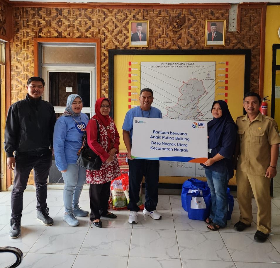 BRI PEDULI: Bantuan tanggap darurat bencana diserahkan melalui BRI Kanca Cibadak yang merupakan unit kerja BRI terdekat dengan wilayah bencana. Bantuan diserahkan langsung oleh Pjs. Pemimpin Cabang Kanca Cibadak Wijayanto Permana yang didampingi sejumlah perwakilan pekerja BRI Kanca Cibadak.