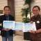 BANGGA: Conselor IEEE Student Branch Nusa Putra University, Aryo De Wibowo bersama Chair IEEE Indonesia Section Prof. Gamantyo Hendrantoro.