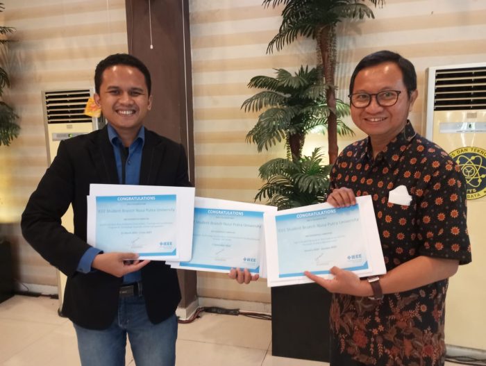 BANGGA: Conselor IEEE Student Branch Nusa Putra University, Aryo De Wibowo bersama Chair IEEE Indonesia Section Prof. Gamantyo Hendrantoro.