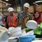 PENYUMBANG DEVISA: Calon presiden Ganjar Pranowo menyambangi pabrik PT Kedawung Setia Industrial di Surabaya, Jawa Timur, pada Sabtu (14/10). (Foto: Tim Media Ganjar Pranowo)