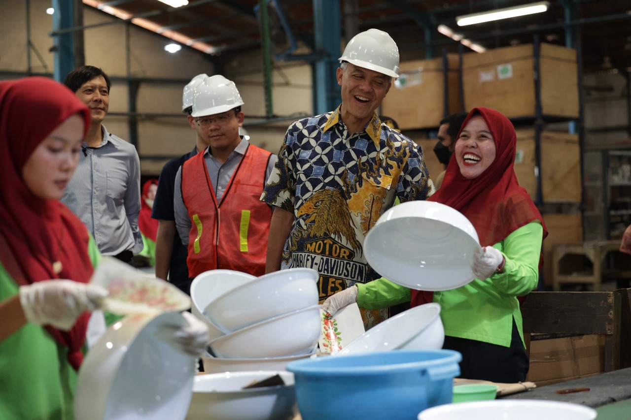 PENYUMBANG DEVISA: Calon presiden Ganjar Pranowo menyambangi pabrik PT Kedawung Setia Industrial di Surabaya, Jawa Timur, pada Sabtu (14/10). (Foto: Tim Media Ganjar Pranowo)