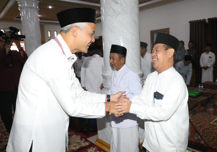 APRESIASI: Ganjar Pranowo bertemu para ulama di Banyumas, Sabtu (26/8). Di Jawa Tengah, guru keagamaan mendapat insentif sebesar Rp 1,2 juta pertahun. (Foto: Humas Pemprov Jateng)