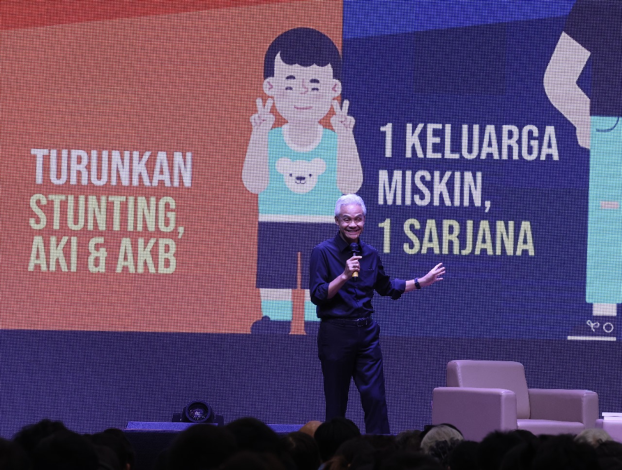PEDULI RAKYAT KECIL: Ganjar Pranowo memberikan kuliah umum di Universitas Kristen Maranatha Bandung, pada Rabu (11/10). (Foto: Tim Media Ganjar Pranowo)