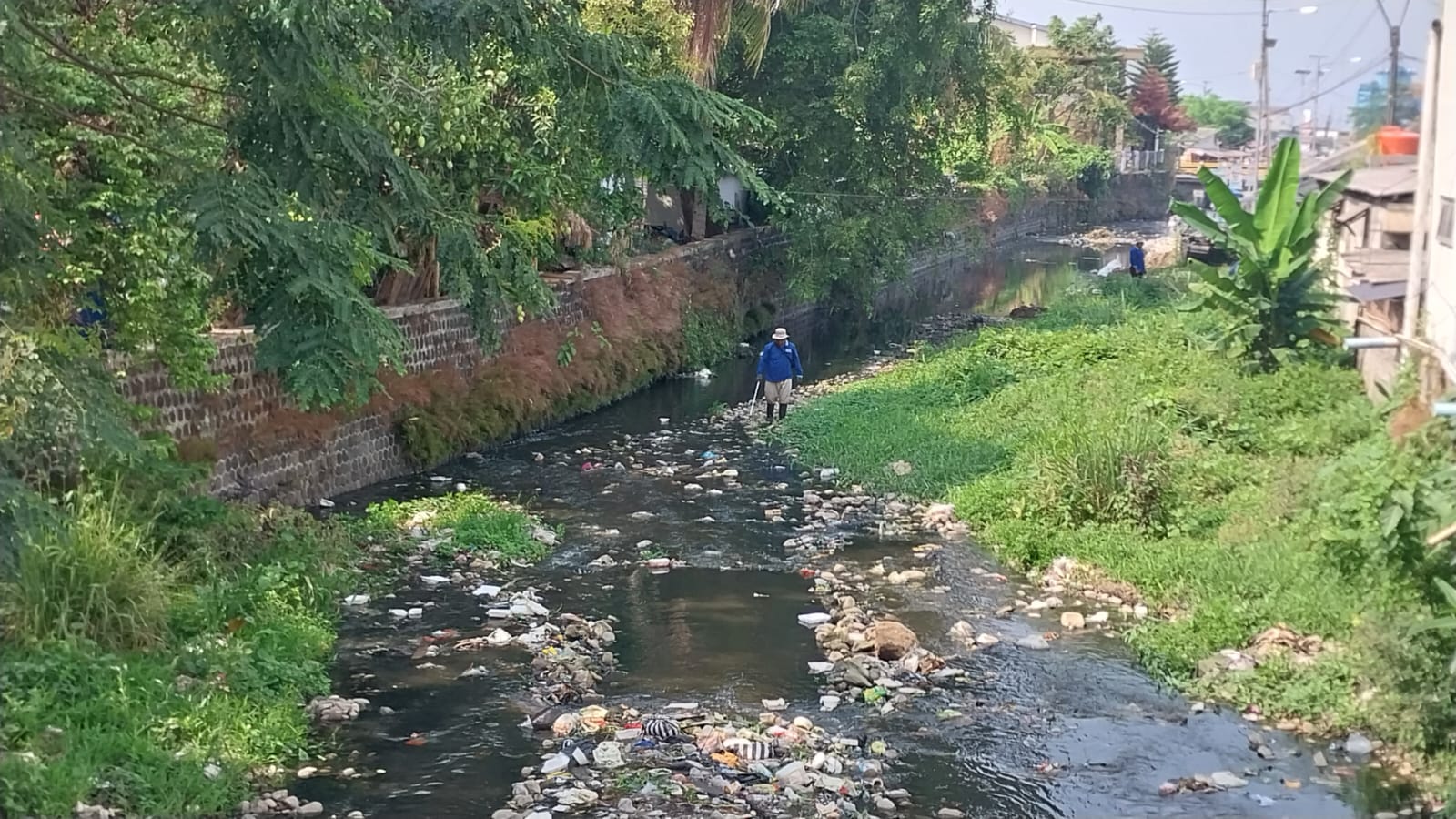 Personel gabungan saat susur sungai Cipalabuan kelurahan/ kecamatan Palabuhanratu, Kabupaten Sukabumi bersihkan sampah.(FOTO - UNTUK RADARSUKABUMI)