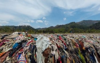 LAUTAN SAMPAH : Kondisi tumpukan sampah yang terjadi di di Pantai Cibutun Desa Sangrawayang dan Pantai Cibuntu Desa Loji Kecamatan Simpenan.(foto : Nandi Radar Sukabumi)