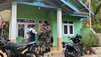 DIAMANKAN : Sejumlah petugas kepolisian dan Densus 88 Anti Teror, saat hendak melakukan penggeledahan sejumlah rumah warga di wilayah Desa/Kecamatan Kebonpedes, Kabupaten Sukabumi pada Jumat (27/10) siang.(FOTO : UNTUK RADAR SUKABUMI)