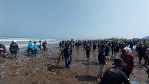 Saat Pandawara Mulai Bersihkan Serakan Sampah di Pantai Loji Sukabumi, Kesadaran Masyarakat Wajib Meningkat