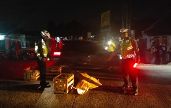 OLAH TKP : Petugas Unit Laka Lantas Polres Sukabumi Kota, saat melakukan olah TKP kasus tabrak lari Jalan Raya Sukabumi-Cianjur, tepatnya di Kampung Warudoyong, RT 01/RW 05, Desa Margaluyu, Kecamatan Sukaraja, Kabupaten Sukabumi.