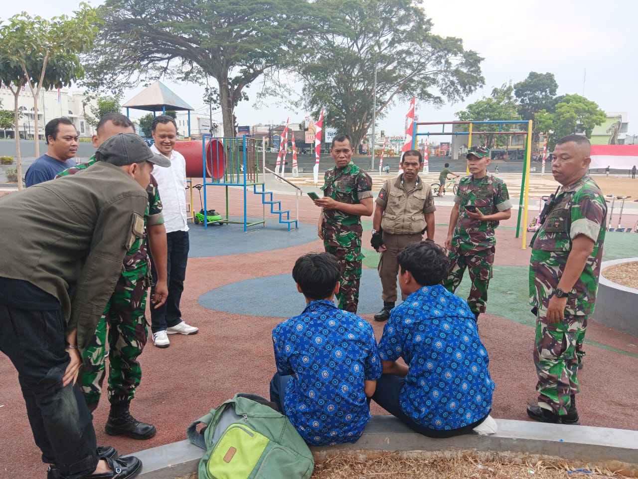 DIAMANKAN: Sejumlah pelajar SMP saat diamankan TNI dan warga di Lapang Merdeka, Kota Sukabumi, Rabu (4/10).(FT: BAMBANG/RADARSUKABUMI)
