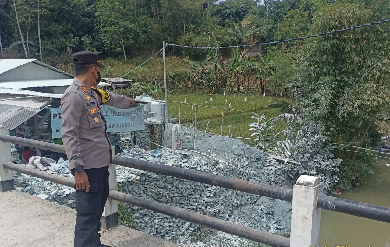 DITINJAU : Kapolsek Cikembar, AKP R. Panji bersama Kasi Trantib Kecamatan Cikembar, Andi, saat meninjau lokasi pabrik pengolahan batu hijau yang diduga mencemari sungai Cibojong, pada beberapa waktu lalu.