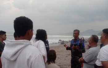 LAKA LAUT : Sejumlah petugas saat melakukan komfirmasi soal kejadian laka laut yang membuat empat santri Habib Bahar terseret ombak, pada Selasa (17/10/2023)