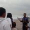 LAKA LAUT : Sejumlah petugas saat melakukan komfirmasi soal kejadian laka laut yang membuat empat santri Habib Bahar terseret ombak, pada Selasa (17/10/2023)