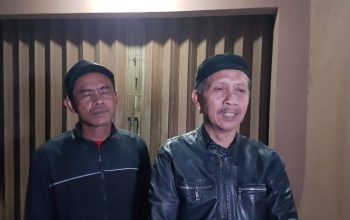 DIWAWANCARAI : Ketua RT 12/RW 04 di Kampung Gunungguruh Girang, Desa Babakan, Kecamatan Cisaat, Kabupaten Sukabumi, A. Saepudin (63) saat diwawancari Radar Sukabumi, terkait kematian Andini yang diduga dianiaya oleh pacarnya R (31) di Surabaya.(FOTO : DENDI/RADAR SUKABUMI)
