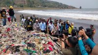 DITINJAU : Pj Gubernur Jabar Bey Machmudin saat meninjau kegiatan bersih bersih yang dilakukan Pemkab Sukabumi bekerjasama dengan TNI dan Polri serta masyarakat.(FOTO : NANDI/RADARSUKABUMI)