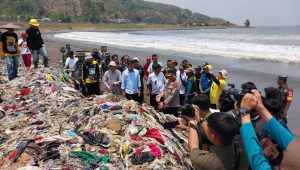 Komentar Pedas Susi Pudjiastuti Soal Pembersihan Sampah di Pantai Sukabumi, Bersihkeun Nepi Ka Anggeus!