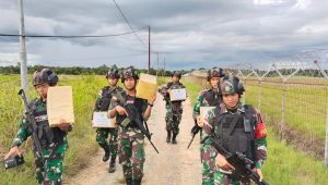 Peringati HUT Brigif 15 Ke-61, Satgas Yonif 310 Sukabumi Bagikan Paket Sembako Kepada Warga di Perbatasan Papua