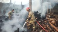 DIPADAMKAN : Petugas gabungan saat berupaya memadamkan api yang membakar pabrik penggesekan kayu di KampungLana Jaya, RT 01/RW 02, Desa Cibatu, Kecamatan Cikembar, Kabupaten Sukabumi, pada Jumat (10/11) pagi.