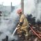 DIPADAMKAN : Petugas gabungan saat berupaya memadamkan api yang membakar pabrik penggesekan kayu di KampungLana Jaya, RT 01/RW 02, Desa Cibatu, Kecamatan Cikembar, Kabupaten Sukabumi, pada Jumat (10/11) pagi.