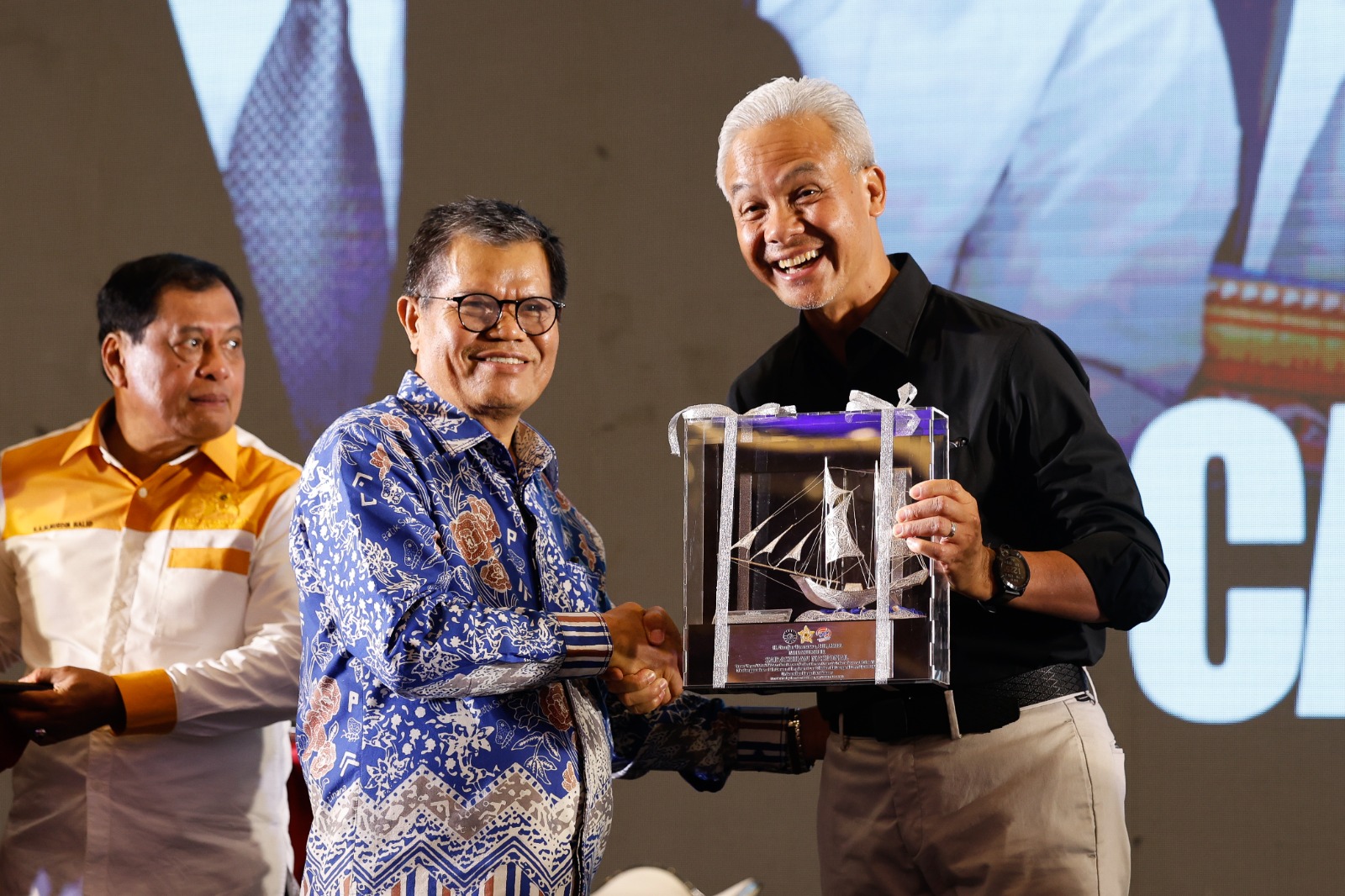 PENUHI UNDANGAN: Ganjar Pranowo menghadiri acara sarasehan alumni Universitas Negeri Makassar (UNM) di Balroom Four Point Hotel Makassar pada Sabtu (18/11). (Foto: Tim Media Ganjar Pranowo)