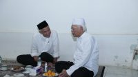 SILATURAHMI: Ganjar Pranowo berkunjung ke kediaman KH Ahmad Mustofa Bisri (Gus Mus) di Rembang, Jawa Tengah, pada Senin (13/11). (Foto: Tim Media Ganjar Pranowo)