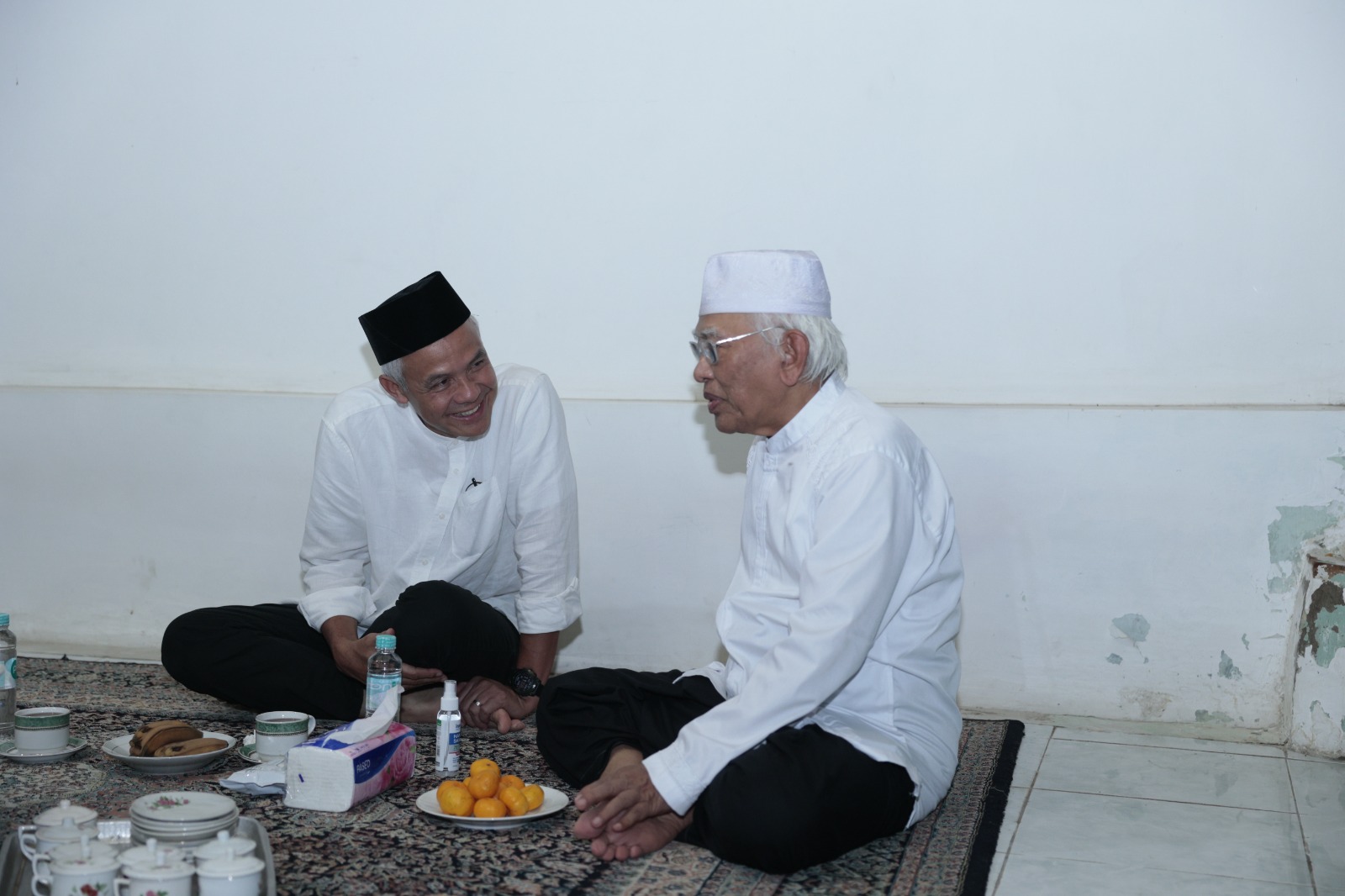SILATURAHMI: Ganjar Pranowo berkunjung ke kediaman KH Ahmad Mustofa Bisri (Gus Mus) di Rembang, Jawa Tengah, pada Senin (13/11). (Foto: Tim Media Ganjar Pranowo)