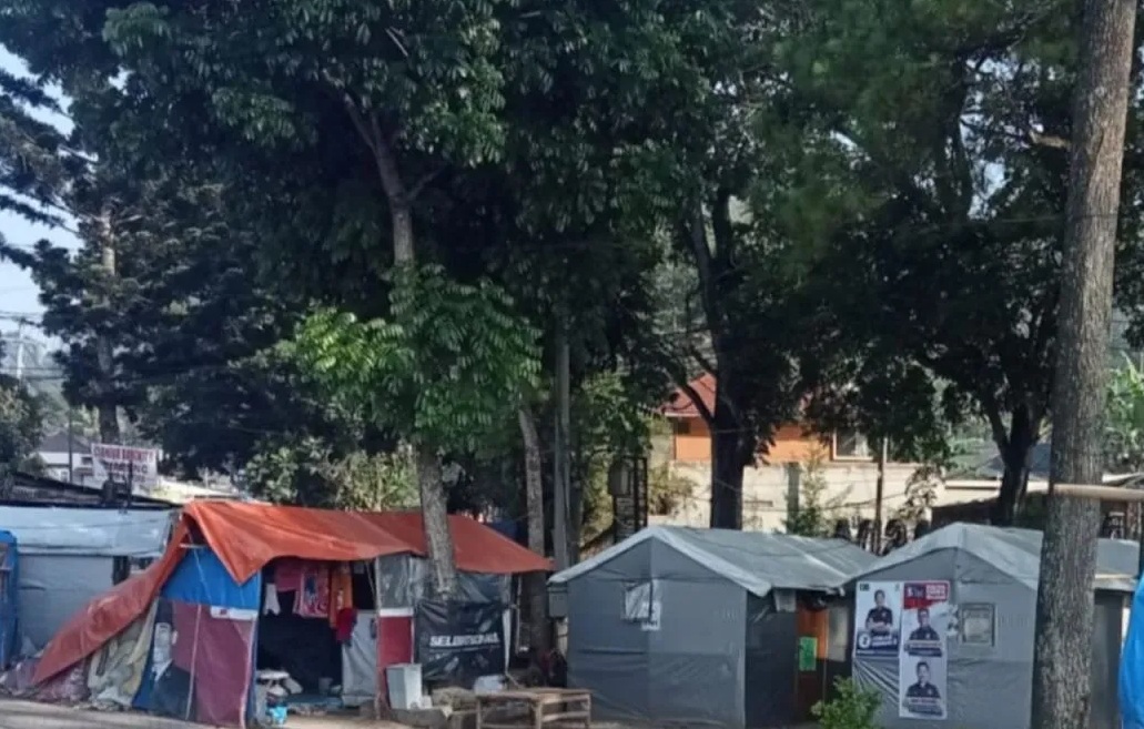 Penyintas gempa di Cianjur, Jawa Barat, masih tinggal di dalam tenda menunggu bantuan stimulan tahap IV cair dari pemerintah pusat agar warga dapat membangu kembali rumahnya yang rusak akibat gempa.(Ahmad Fikri).