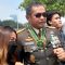 Pangkostrad Letjen TNI Maruli Simanjuntak berfoto dengan warga di acara HUT TNI ke-78 di Monumen Nasional (Monas), Jakarta Pusat, Kamis (5/10). 