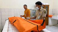 TERKAPAR : Jenazah asal Kecamatan Cidahu terkapar di Kamar Mayat Rumah Sakit Sekarwangi Cibadak. (foto : ist)