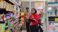 MENUNJUKAN : Jajaran kepolisian saat cek minimarket yang dibobol maling di Simpenan Sukabumi. (FOTO : ISTIMEWA)
