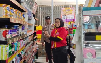 MENUNJUKAN : Jajaran kepolisian saat cek minimarket yang dibobol maling di Simpenan Sukabumi. (FOTO : ISTIMEWA)