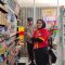 MENUNJUKAN : Jajaran kepolisian saat cek minimarket yang dibobol maling di Simpenan Sukabumi. (FOTO : ISTIMEWA)
