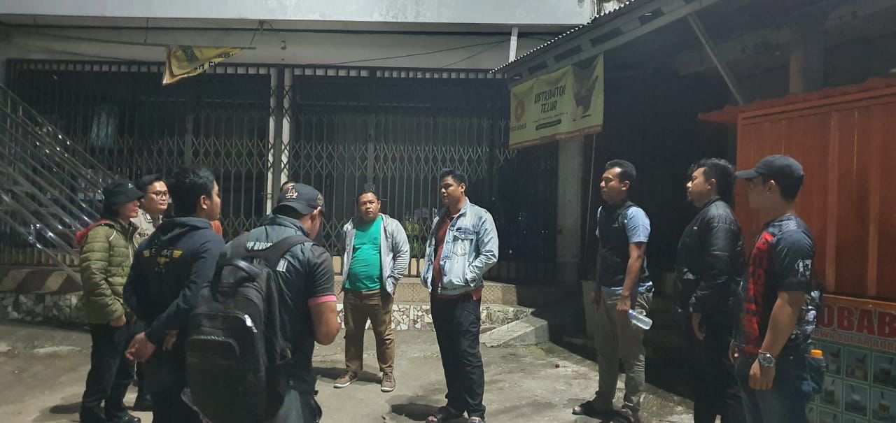 Personel kepolisian polsek Cikakak Polres Sukabumi saat melakukan himbauan kepada juru parkir di kawasan wisata pantai Karangnaya.(FOTO : ISTIMEWA)