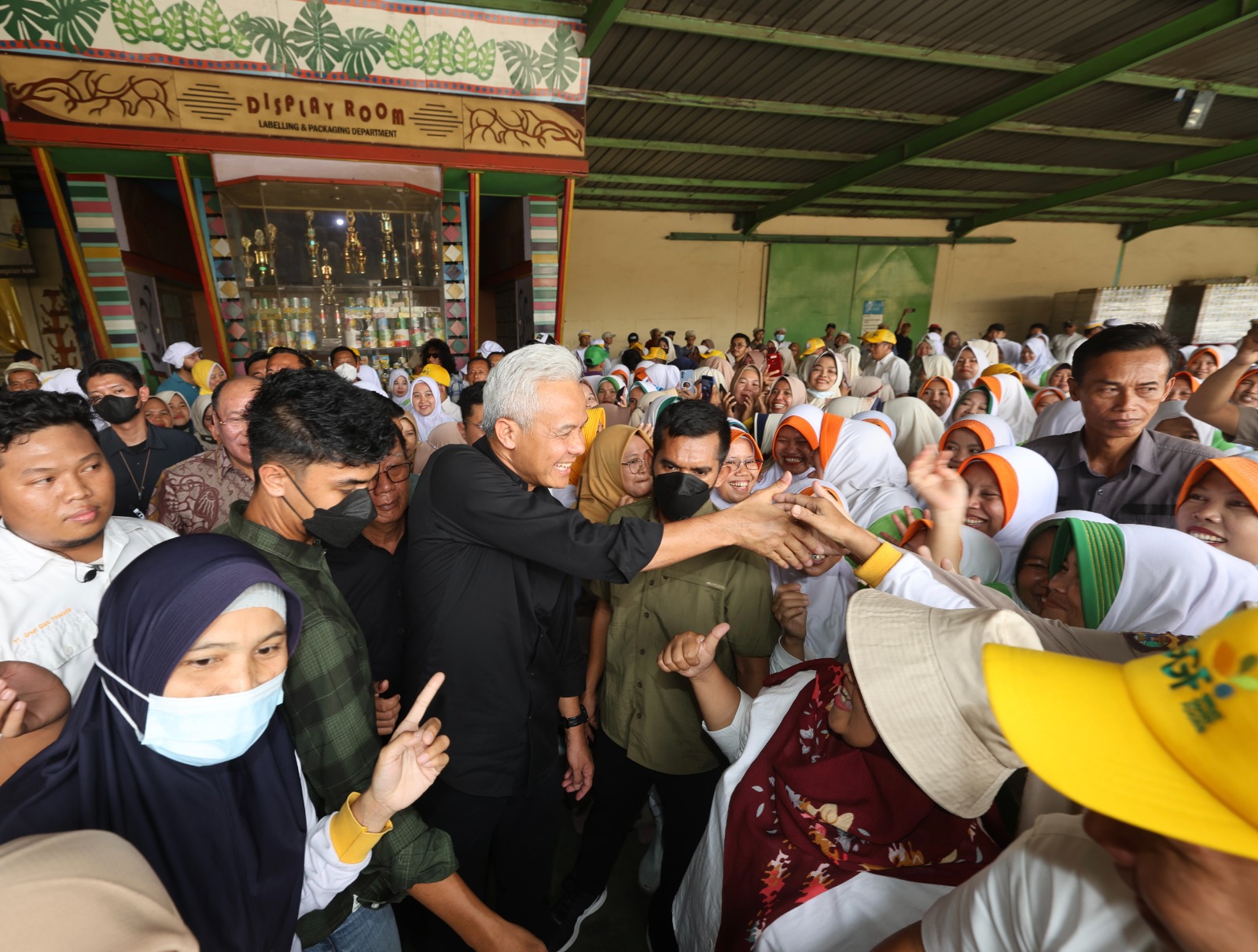 BIDIK PASAR EKSPOR: Ganjar Pranowo mengunjungi pabrik Great Giant Pineapple (GGP) di Kecamatan Terbanggi Besar, Lampung Tengah, pada Kamis (26/10). (Foto: Tim Media Ganjar Pranowo)