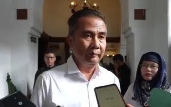 Penjabat Gubernur Jawa Barat Bey Triadi Machmudin memberikan keterangan di Gedung Sate Bandung, Kamis (2/11/2023). (Ricky Prayoga)
