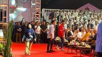 Gibran Rakabuming Raka dan Kaesang Pangarep menyalami Ketum PDIP Megawati Soekarnoputri di acara pengundian nomor urut capres-cawapres/Net