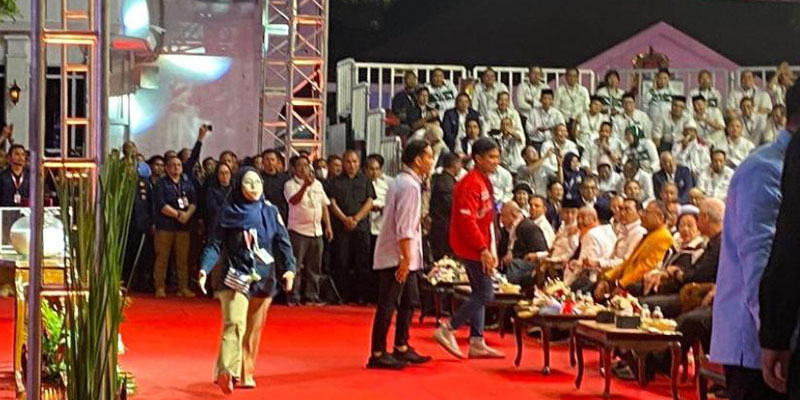 Gibran Rakabuming Raka dan Kaesang Pangarep menyalami Ketum PDIP Megawati Soekarnoputri di acara pengundian nomor urut capres-cawapres/Net