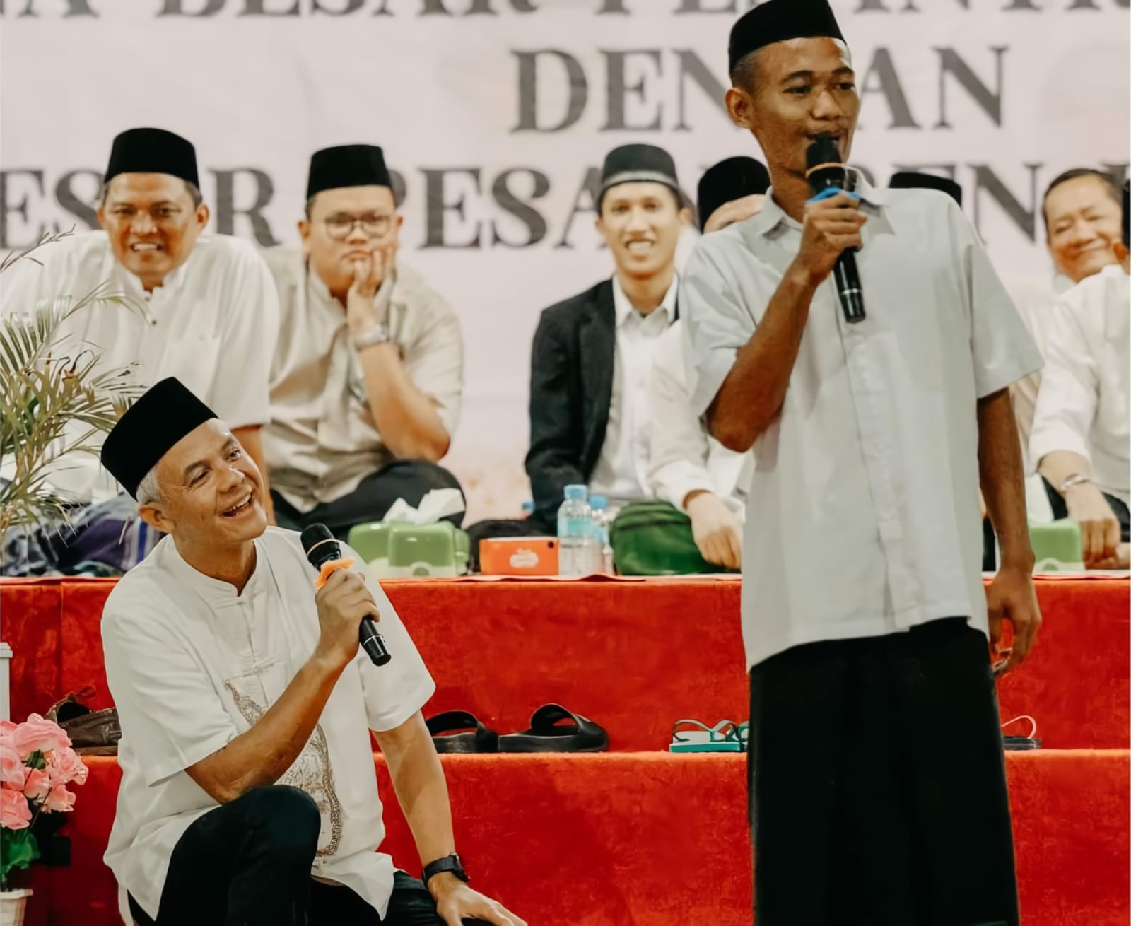 AKRAB: Ganjar Pranowo bersilaturahmi dengan pimpinan ponpes se-Sumatera Utara di Pesantren Darularafah Raya, Kabupaten Deli Serdang, Sumatera Utara, pada Jumat (10/11). (Foto: Tim Media Ganjar Pranowo)