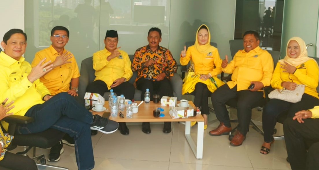 REKOMENDASI : Sejumlah kader Golkar Kota dan Kabupaten Sukabumi yang mendapatkan surat rekomendasi dari DPP Golkar. (foto : ist)